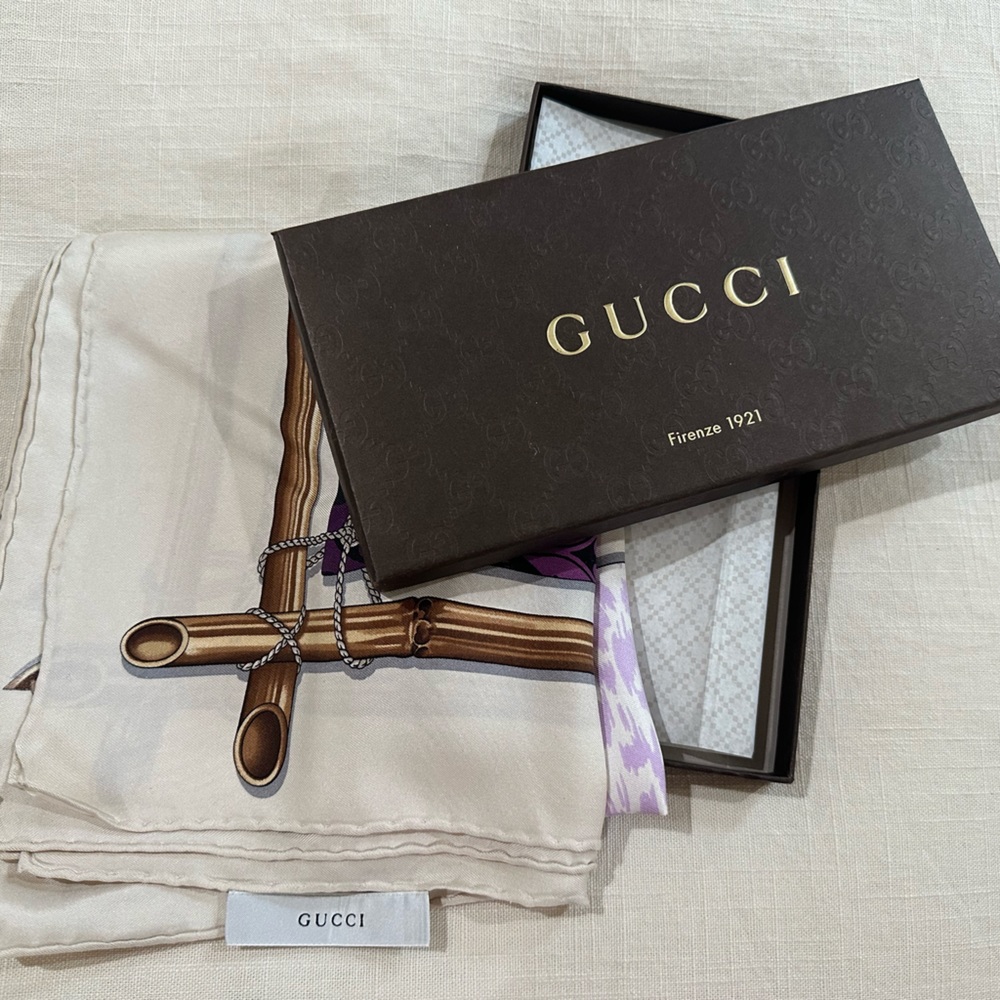 Beautiful Gucci print silk carre scarf